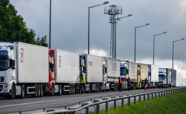 Coraz dłuższe kolejki ciężarówek na przejściu granicznym w Koroszczynie
