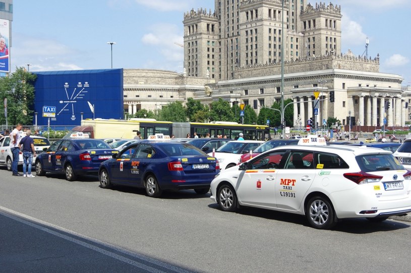 Coraz mniej korporacji taksówkowych w Polsce? /Marek Bazak /East News