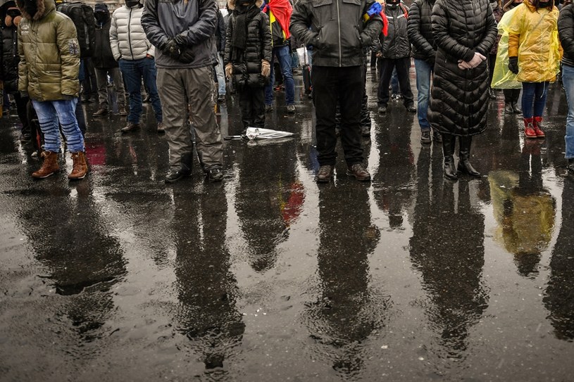 Coraz mniejsze zaufanie do władz i instytucji, zwłaszcza wśród osób o niższych dochodach - to trend globalny /DANIEL MIHAILESCU / AFP /AFP