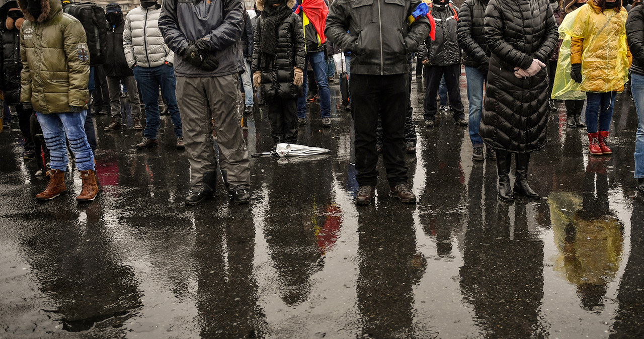 Coraz mniejsze zaufanie do władz i instytucji, zwłaszcza wśród osób o niższych dochodach - to trend globalny /DANIEL MIHAILESCU / AFP /AFP