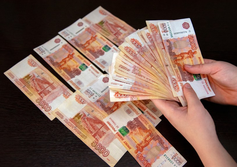 Coraz słabszy rubel będzie podbijać inflację w Rosji /123RF/PICSEL
