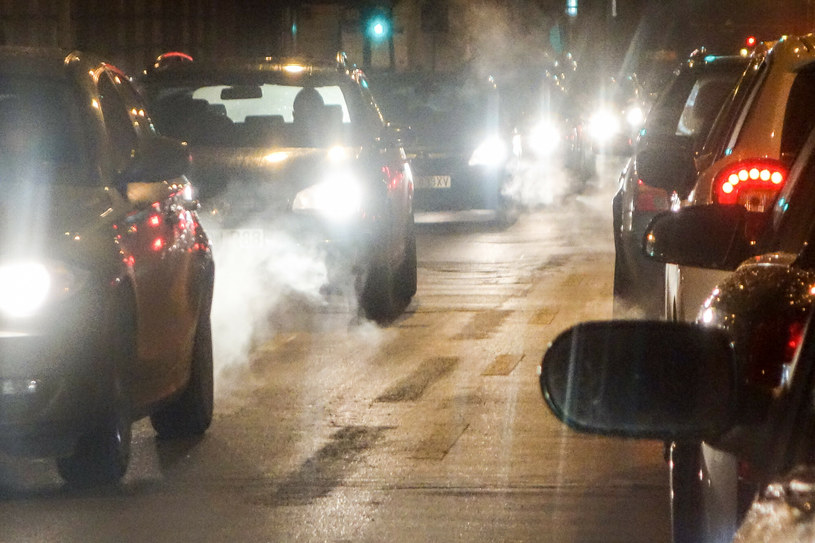Coraz szybciej zapadające wieczory przyczyniają się do odkrywania słabych stron oświetlenia naszych aut. /Piotr Kamionka/REPORTER /East News