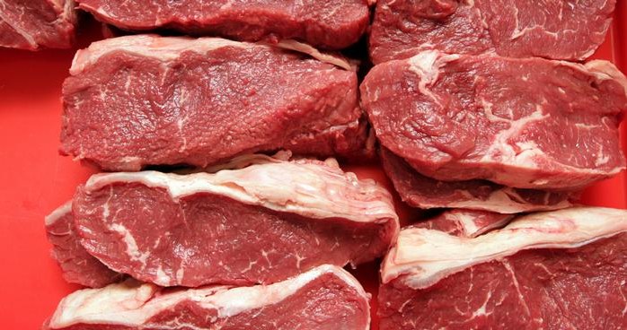 Coraz tańsze mięso w Niemczech wywołuje irytację hodowców. Szczyt kryzysowy w Berlinie zajmie się polityką cenową. /Deutsche Welle