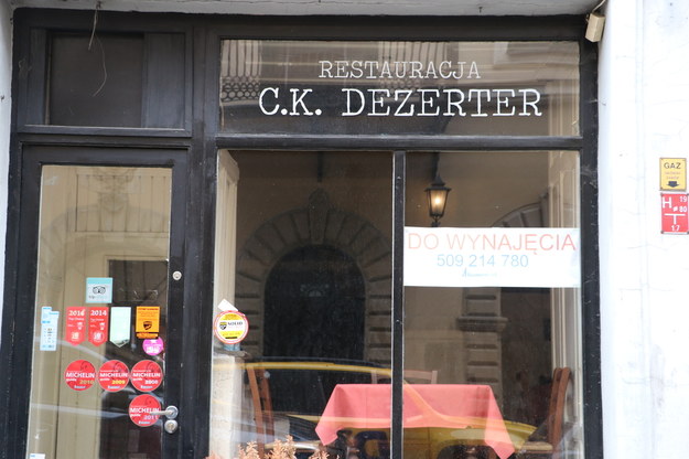Coraz więcej barów, kawiarni i restauracji w Krakowie zamyka się lub zawiesza swoją działalność z powodu pandemii. /Jacek Skóra /RMF FM