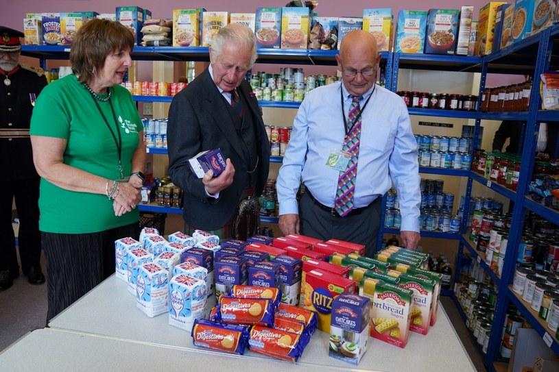 Coraz więcej Brytyjczyków musi korzystać z banków żywności. Na zdjęciu: Książę Karol z wizytą w banku żywności w Wick w 2022 roku /AFP