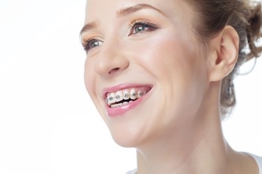 Coraz więcej dorosłych decyduje się na leczenie ortodontyczne. Czy to nie za późno?