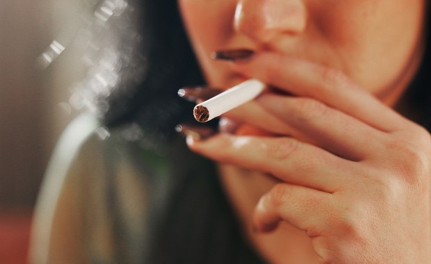 Coraz więcej kobiet choruje na raka płuc. Czym jeszcze grozi palenie papierosów?