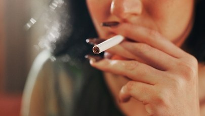 Coraz więcej kobiet choruje na raka płuc. Czym jeszcze grozi palenie papierosów?