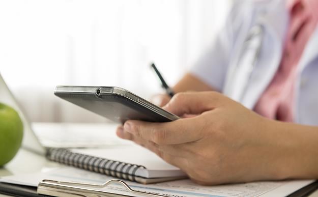Coraz więcej lekarzy korzysta z telefonów komórkowych przy wystawianiu e-zwolnień /&copy;123RF/PICSEL