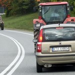 Coraz więcej maszyn rolniczych na drogach. Czy można je wyprzedzać na ciągłej?