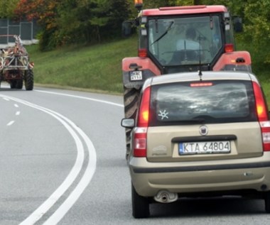 Coraz więcej maszyn rolniczych na drogach. Czy można je wyprzedzać na ciągłej?