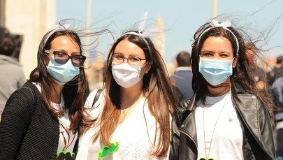 Coraz więcej młodych choruje na COVID. Średnia wieku we Włoszech to 35 lat