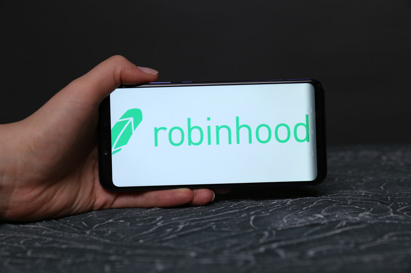 Coraz więcej młodych inwestorów w USA zarabia bądź traci duże pieniądze, wykorzystując aplikacje takie jak Robinhood /123RF/PICSEL
