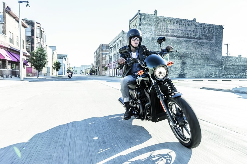 Coraz więcej młodych ludzi wybiera właśnie motocykle Harley-Davidson /materiały prasowe