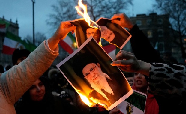 Coraz więcej ofiar w Iranie. Będzie specjalna narada z udziałem Trumpa