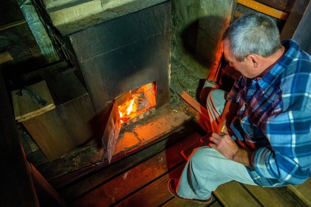 Coraz więcej osób chce wymienić piec węglowy na pompę ciepła /Shutterstock