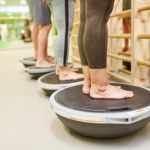 trening odchudzający Coraz więcej osób ćwiczy na platformach wibracyjnych. Takie korzyści przyniosą regularne treningi