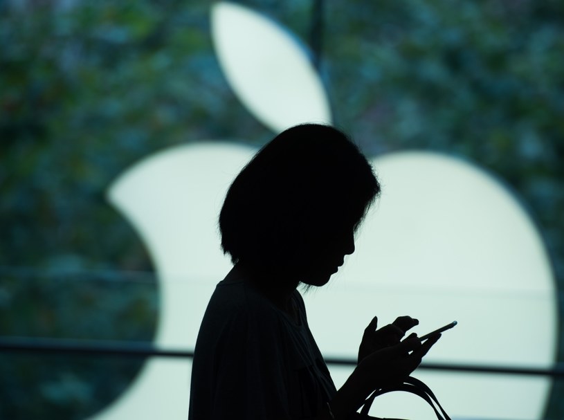 Coraz więcej osób rezygnuje z Androida na rzecz smartfonów Apple /AFP