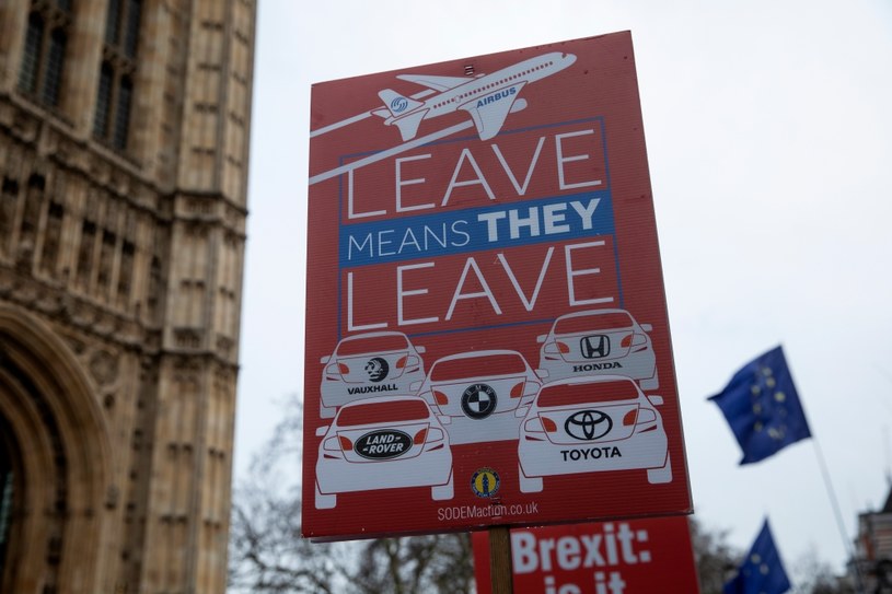 Coraz więcej osób w Wielkiej Brytanii oriertuje się, co oznacza brexit... /Getty Images