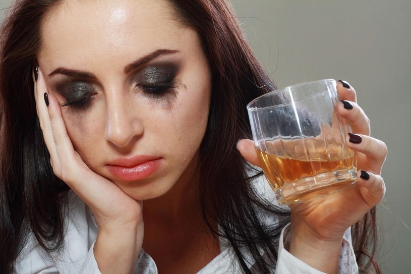 Coraz więcej osób zestresowanych swoją pracą sięga po alkohol