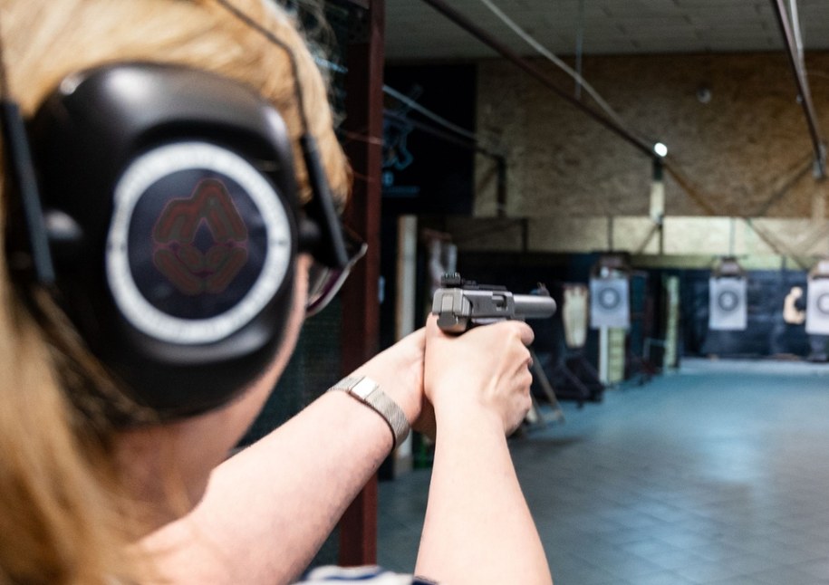 Coraz więcej Polaków chce mieć własną broń /Shutterstock