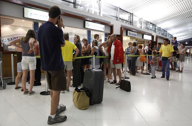 Coraz więcej Polaków korzysta z licznych promocji biletów lotniczych /AFP