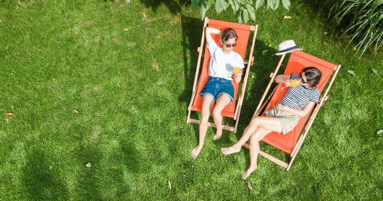 Coraz więcej Polaków planuje wydatki na urlopy i ogrody /adobestock /INTERIA.PL