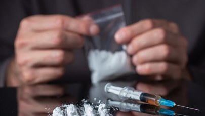Coraz więcej Polaków przedawkowuje nowe narkotyki. Raport GIS