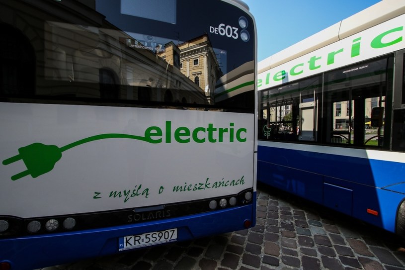 Coraz więcej polskich miast decyduje się na zakup elektrycznych autobusów /Jan Graczyński /East News