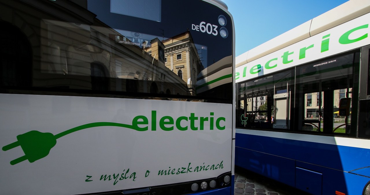 Coraz więcej polskich miast decyduje się na zakup elektrycznych autobusów /Jan Graczyński /East News