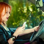 Coraz więcej przypadków bezprawnego korzystania z telefonu podczas jazdy. Eksperci: Problem jest poważny