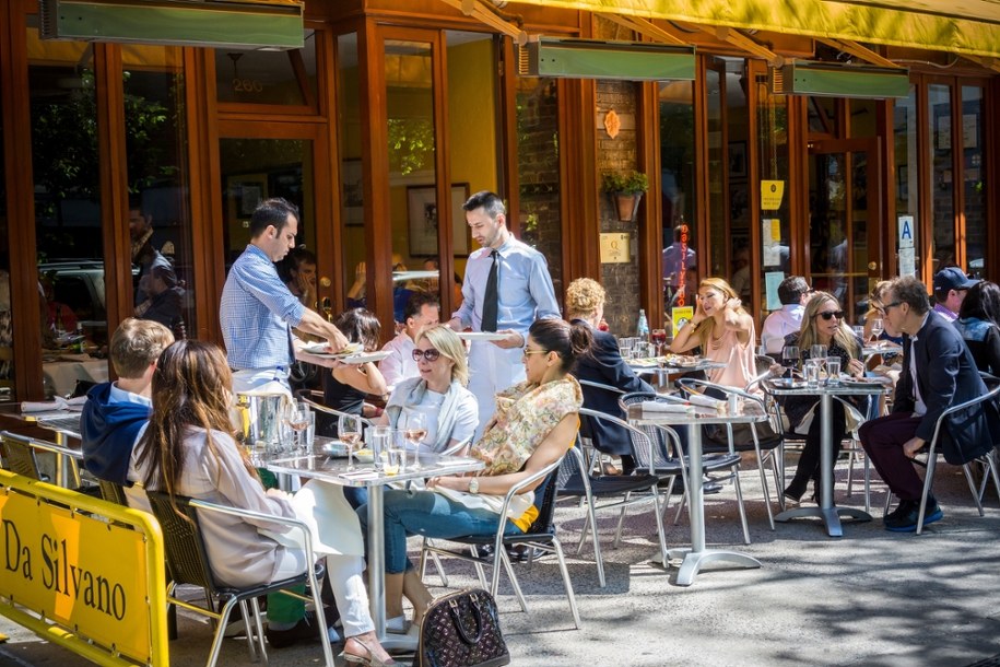 Coraz więcej restauracji wprowadza limity dla gości /Shutterstock