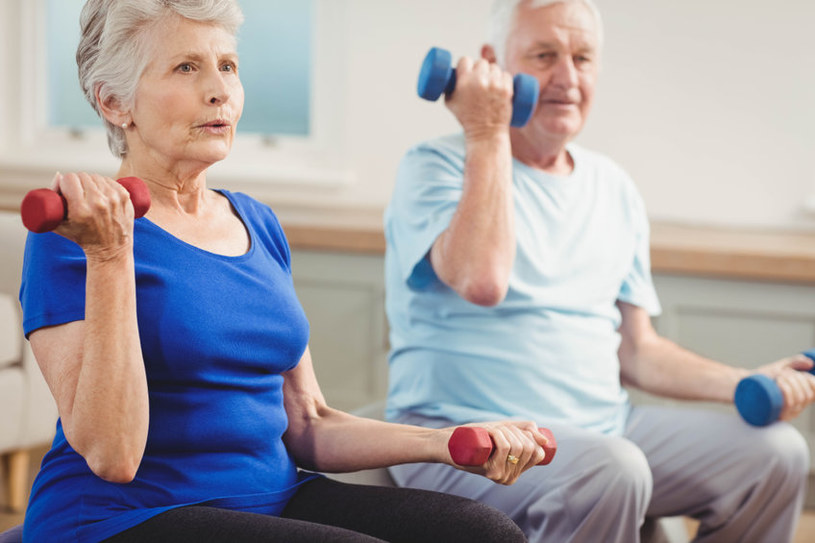 Coraz więcej seniorów zdaje sobie sprawę z tego, jak ważne są ćwiczenia fizyczne /123RF/PICSEL