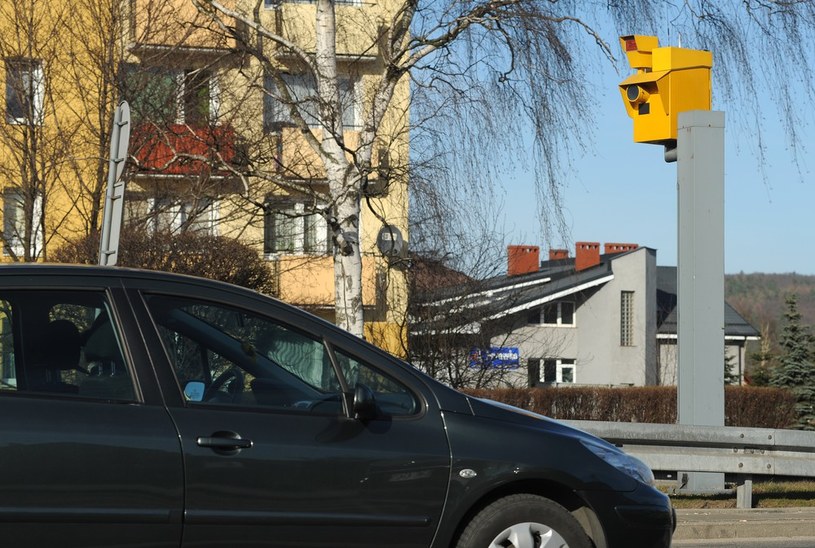 Coraz więcej zagranicznych kierowców wpada w sidła fotoradarów /Wojciech Stróżyk /Reporter
