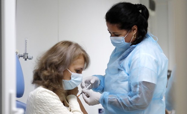 Coraz więcej zakażeń koronawirusem. Jakich decyzji rządu oczekują Polacy? [SONDAŻ]