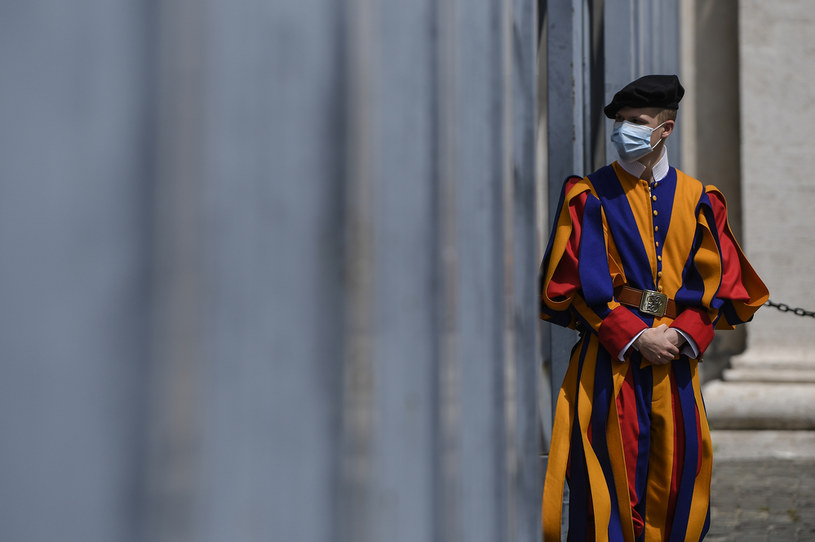 Coraz więcej zakażonych w Gwardii Watykańskiej /FILIPPO MONTEFORTE / AFP /AFP