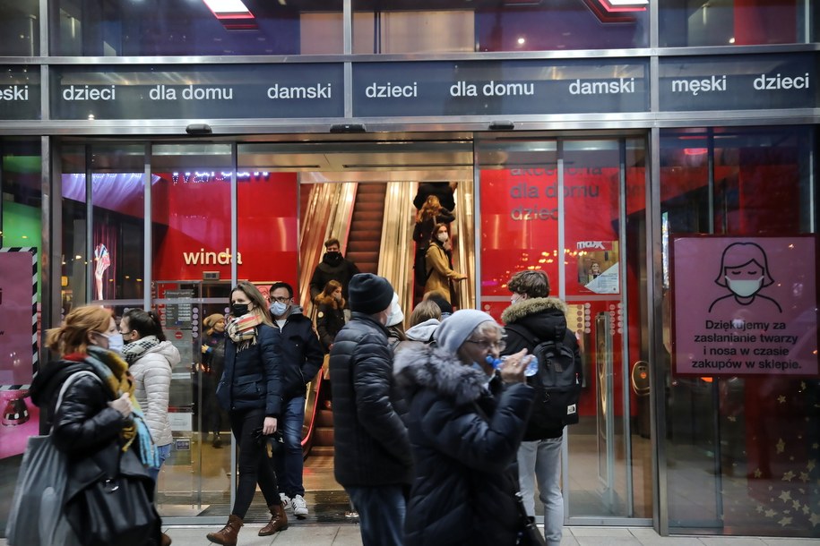 Coraz większe tłumy w galeriach. Trwa gorączka zakupów przedświątecznych /Wojciech Olkusnik  /PAP