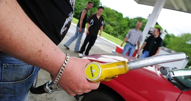 Coraz wyższe ceny paliw zmuszają kierowców do poszukiwania oszczędności /AFP