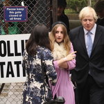 Córka Borisa Johnsona pozuje w bieliźnie modelującej 