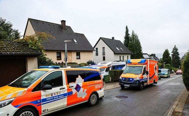 Córka godzinami torturowała ją w piwnicy. Próbowała podpalić, dźgała nożem