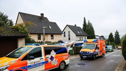 Córka godzinami torturowała ją w piwnicy. Próbowała podpalić, dźgała nożem