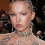 Córka Kate Moss poważnie chora. Na Gali Met pojawiła się z urządzeniem ratującym życie