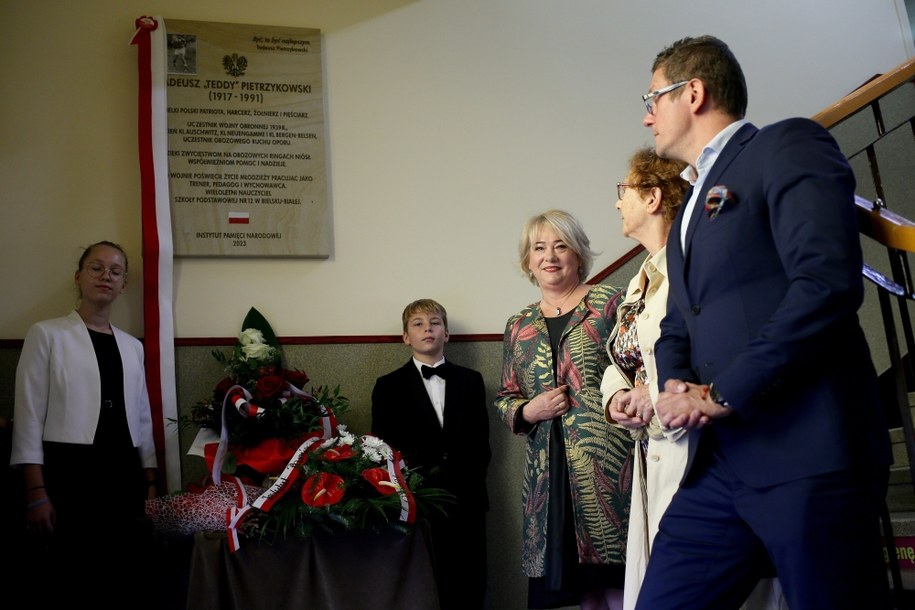 Córka Tadeusza Pietrzykowskiego Eleonora Szafran (C) i wdowa Halina Pietrzykowska (2P) podczas ceremonii odsłonięcia tablicy upamiętniającej Tadeusza „Teddy’ego“ Pietrzykowskiego w Szkole Podstawowej nr 33 w Bielsku-Białej /Zbigniew Meissner /PAP