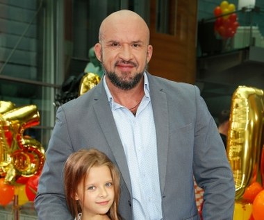 Córką Tomasza Oświecińskiego jest Majka - młodziutka aktorka znana z roli Julii Nowak z "Na Wspólnej". Dwa lata temu rozstał się z żoną, z którą teraz dzieli się opieką nad córeczką.

Oświeciński twierdzi, że kiedy dowiedział się, iż zostanie ojcem, od razu zaczął marzyć o córce. "Inni faceci chcą mieć syna, a ja pomyślałem, że chciałbym mieć swoją małą księżniczkę" - powiedział podczas wizyty w telewizyjnym programie.