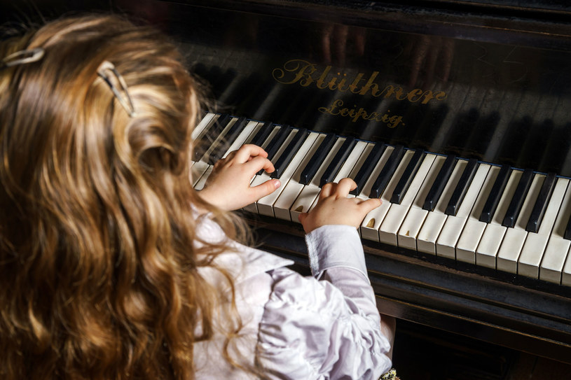 Córka wymyśliła sobie, że będzie grać na pianinie /123RF/PICSEL