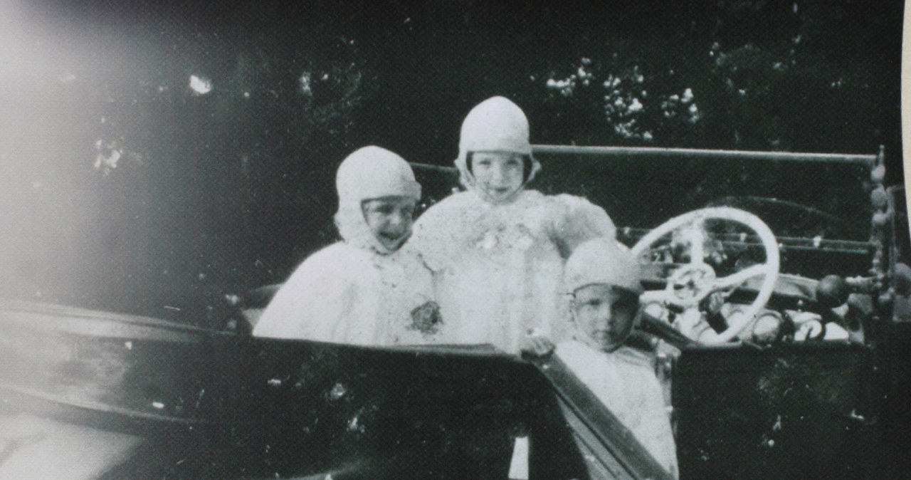 Córki Beaty i Adama Branickich: Maria, Anna i Beata w hispano-suizie ojca - 1930 r. /FoKa /Agencja FORUM