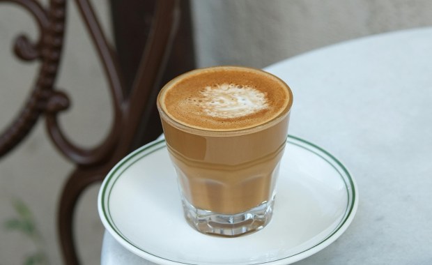 Cortado: mała kawa o wielkim charakterze. Przepis na napój, który podbija kawiarnie