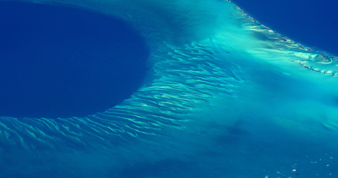 Coś ogromnego jest pod wodami Bahamów /fot. NASA /materiały prasowe