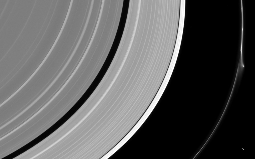 Coś zakłóciło strukturę jednego z pierścieni Saturna /NASA