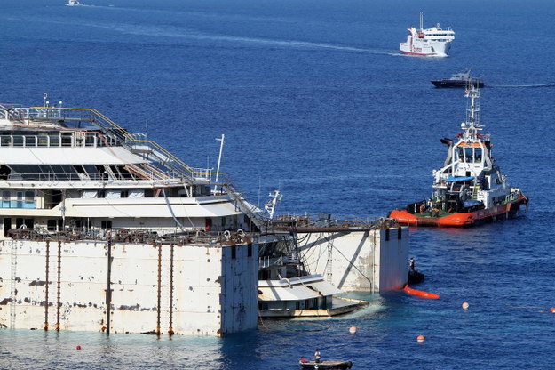 Costa Concordia zatonęła 13 stycznia 2012 roku /Claudio Giovannini /PAP/EPA